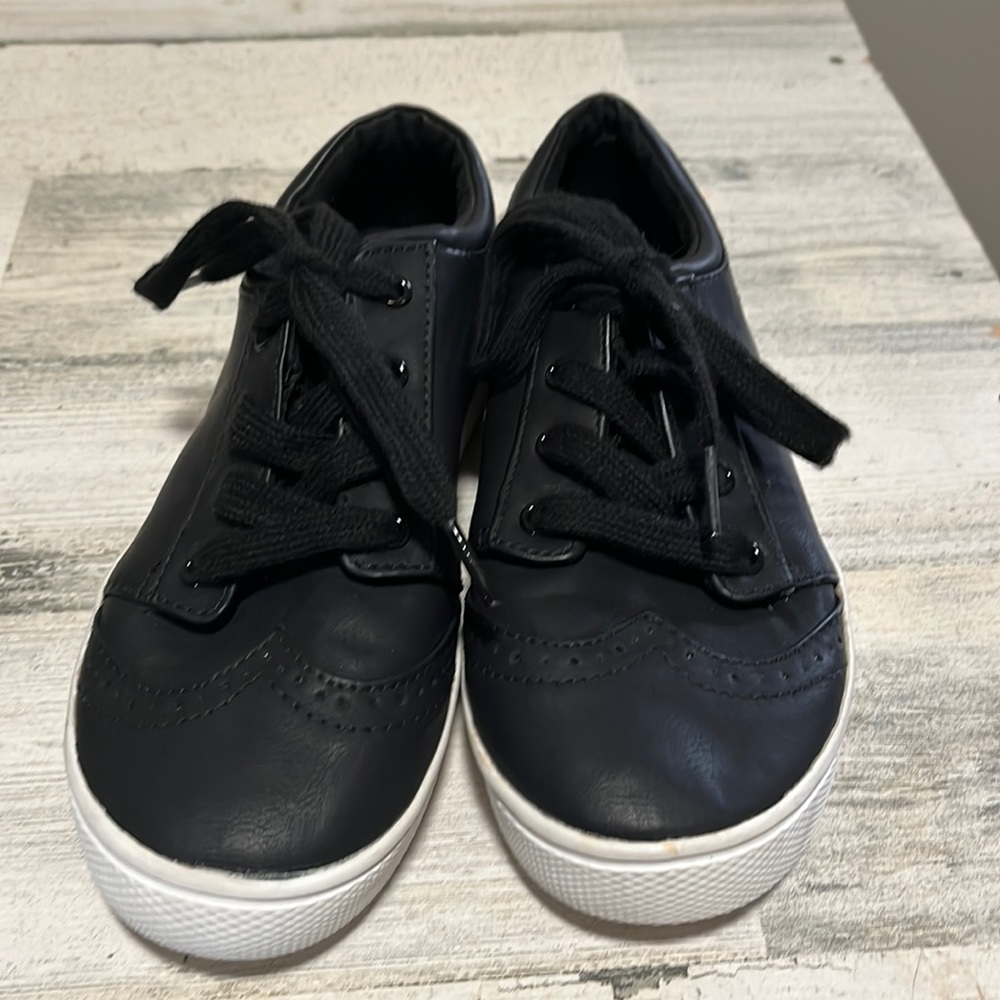 Cat & Jack, Wing Tip, Low Top boys Sneakers  size 2 NWOT